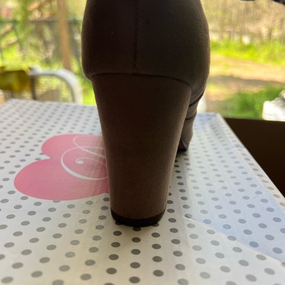 NWT LADIES ANKLE BOOTS! never worn, very cute with bow on side! Size 7 - Picture 6 of 8